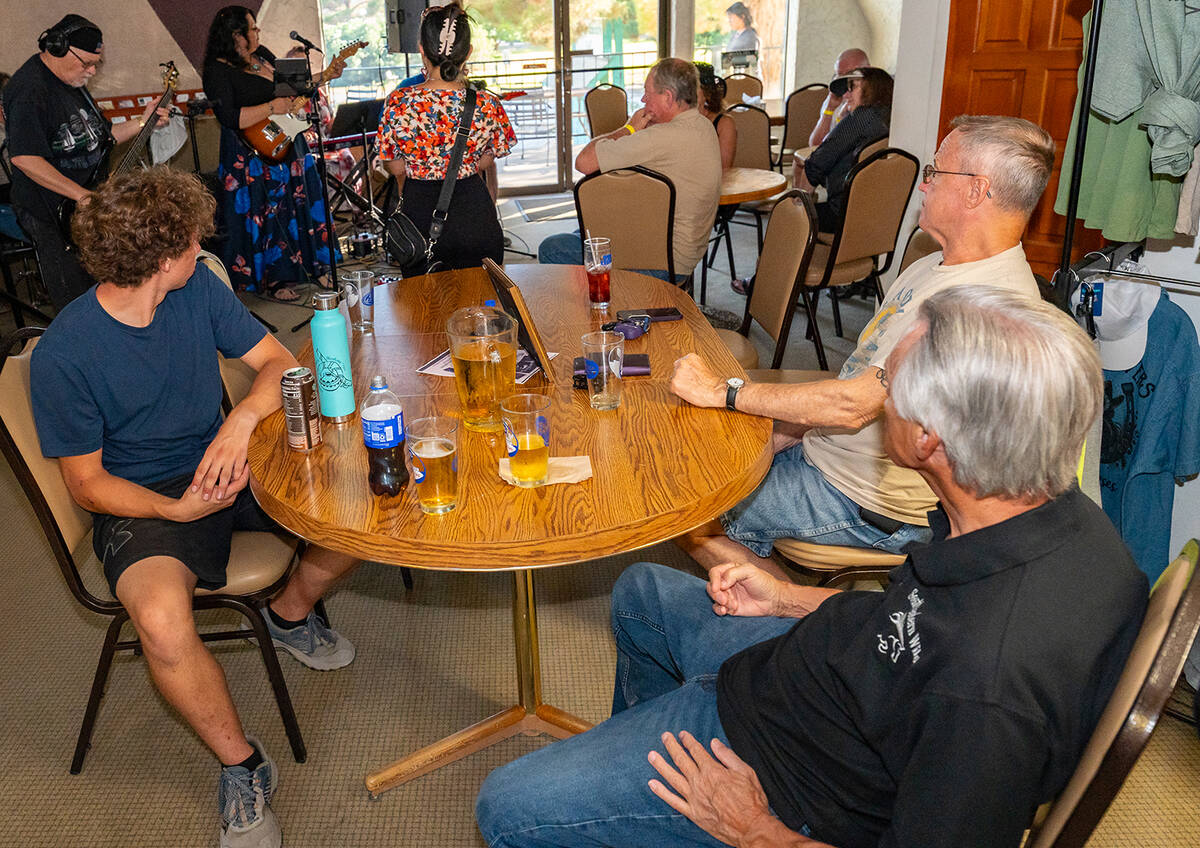 John Clausen/Pahrump Valley Times Lakeview Executive Golf Course's clubhouse was packed with pe ...