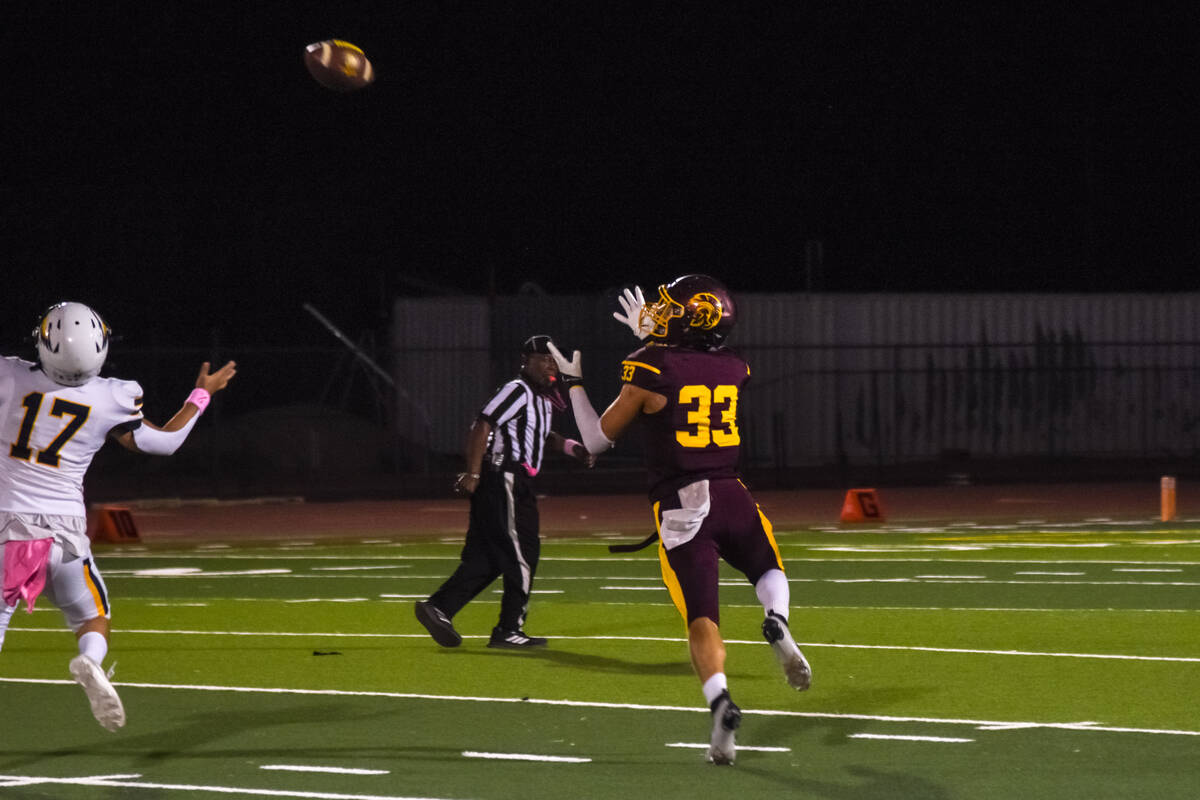 Trojans Austin Alvarez (33) makes a catch from Kayne Horibe (8) for a touchdown in the last gam ...