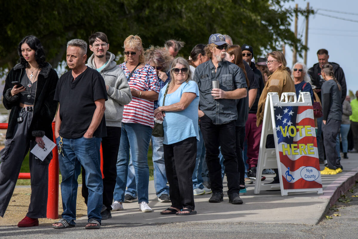 Nye County residents wait in line at the Bob Ruud Community Center where roughly 1,000 voters h ...