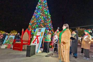 John Clausen/Pahrump Valley Times Karen Jackson of KNYE Radio proudly welcomes the crowd to the ...