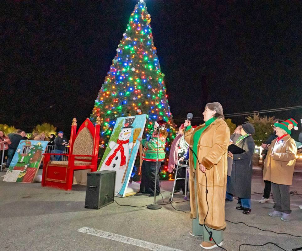 John Clausen/Pahrump Valley Times Karen Jackson of KNYE Radio proudly welcomes the crowd to the ...