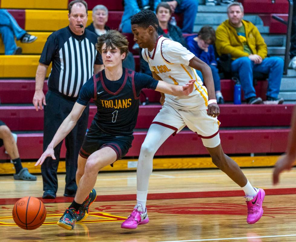 Pahrump Valley guard Keir Sheppard (1) drives the lane past Del Sol guard Jaeden Alexander (1) ...