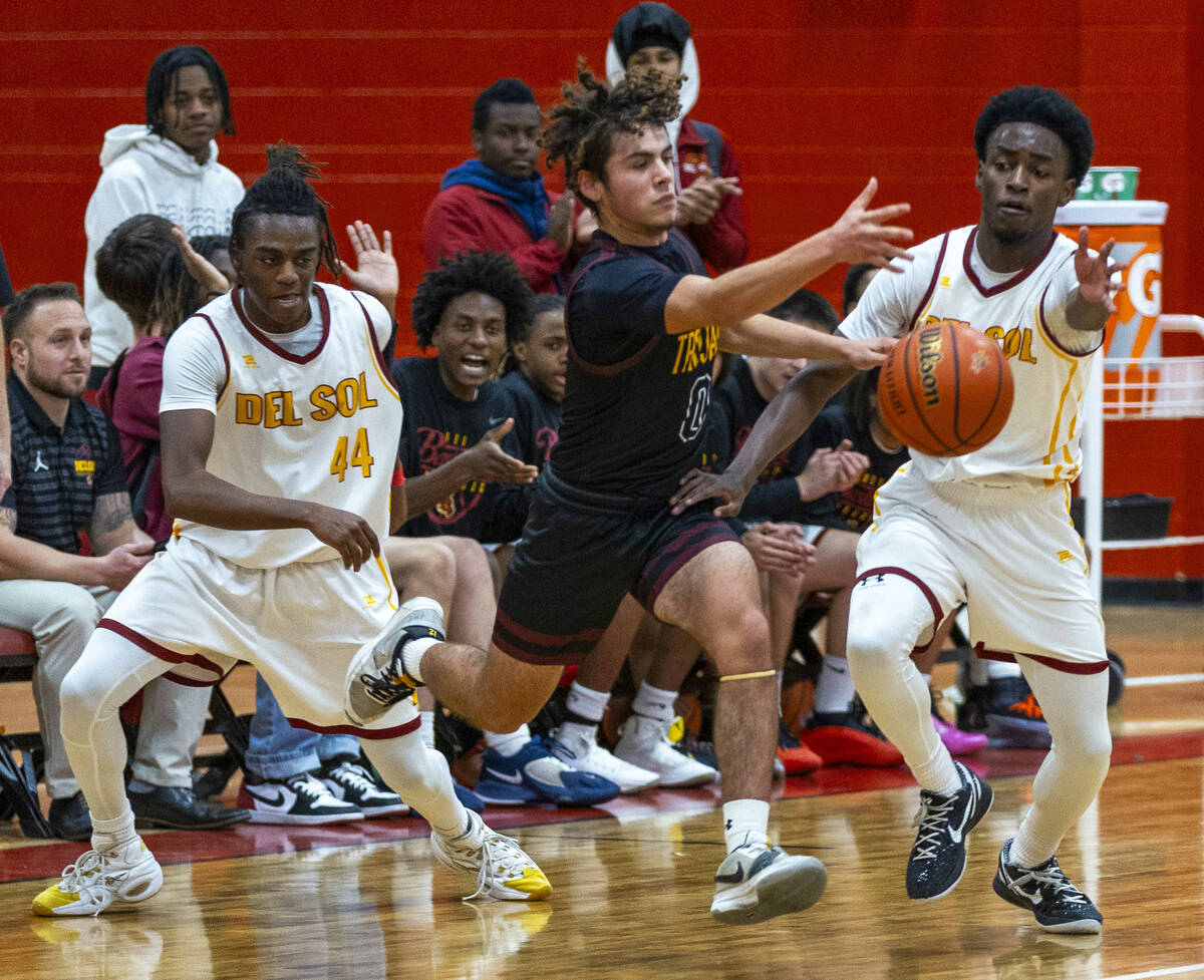 Pahrump Valley guard Alejandro Lozano (0) slips a pass between Del Sol guard Kelly Dawson (4) a ...