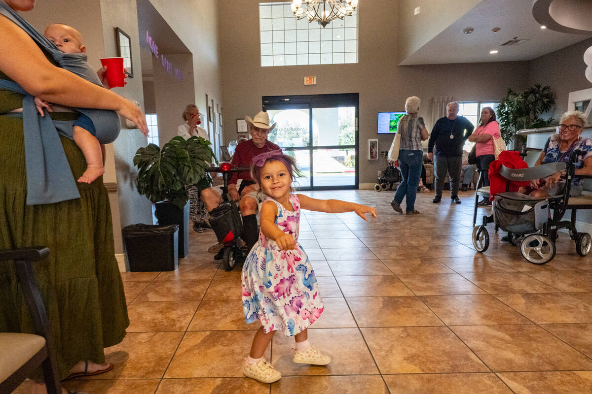 Many residents and guests enjoyed the live music from Rick Scanlan. (John Clausen/Pahrump Valle ...