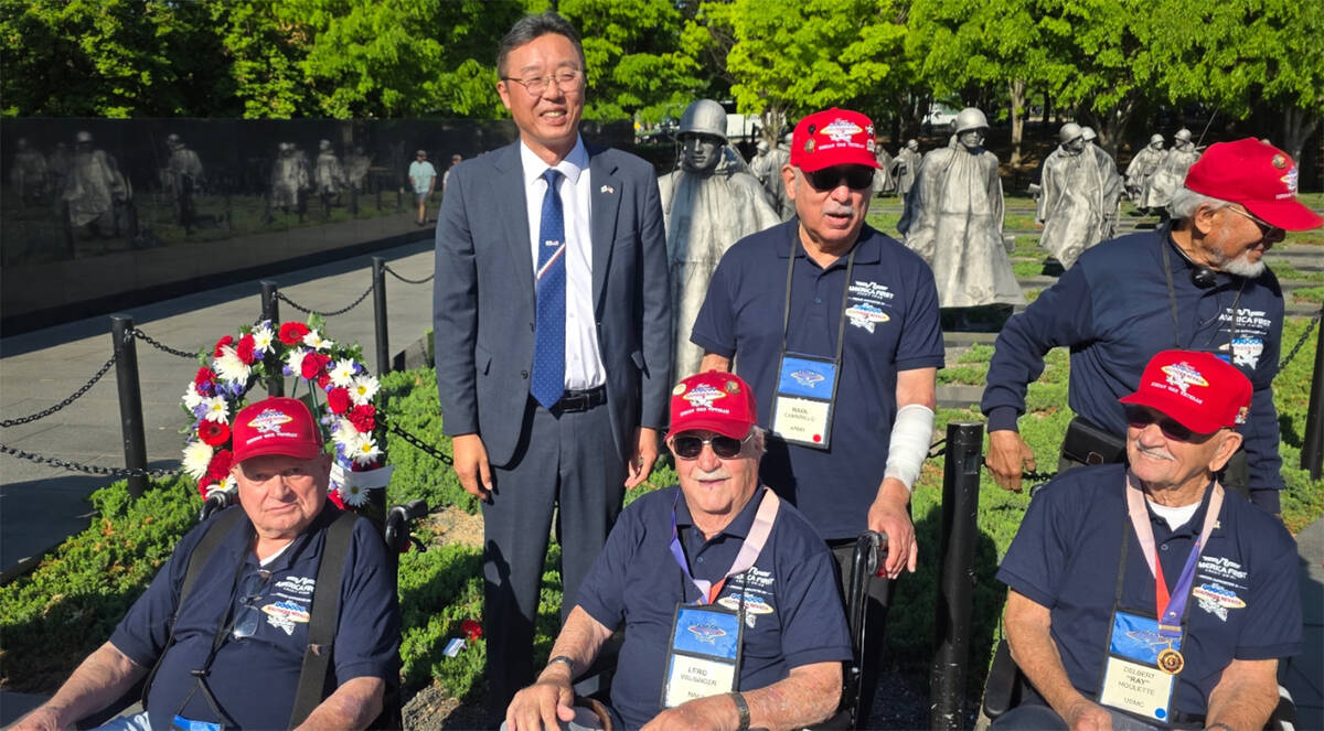 Mahlon Broadwater, left, sits with his fellow Korean War veterans during a visit to the memoria ...