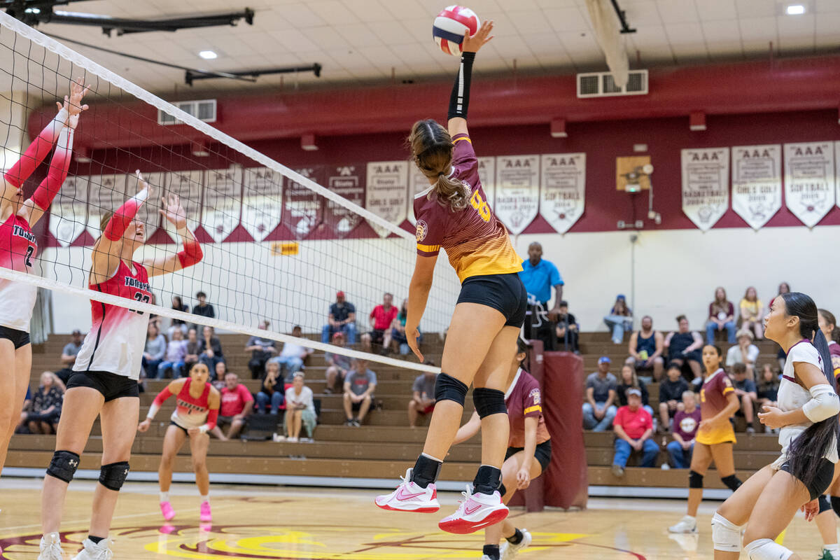 Pahrump Valley’s Marely Gomez (8) attacks against Tonopah’s block during a junior varsity m ...