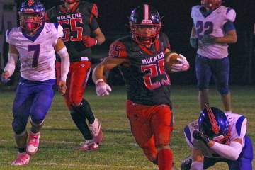 Tonopah quarterback Dustin Otteson (25) breaks into the open field during the Muckers’ 64-8 v ...